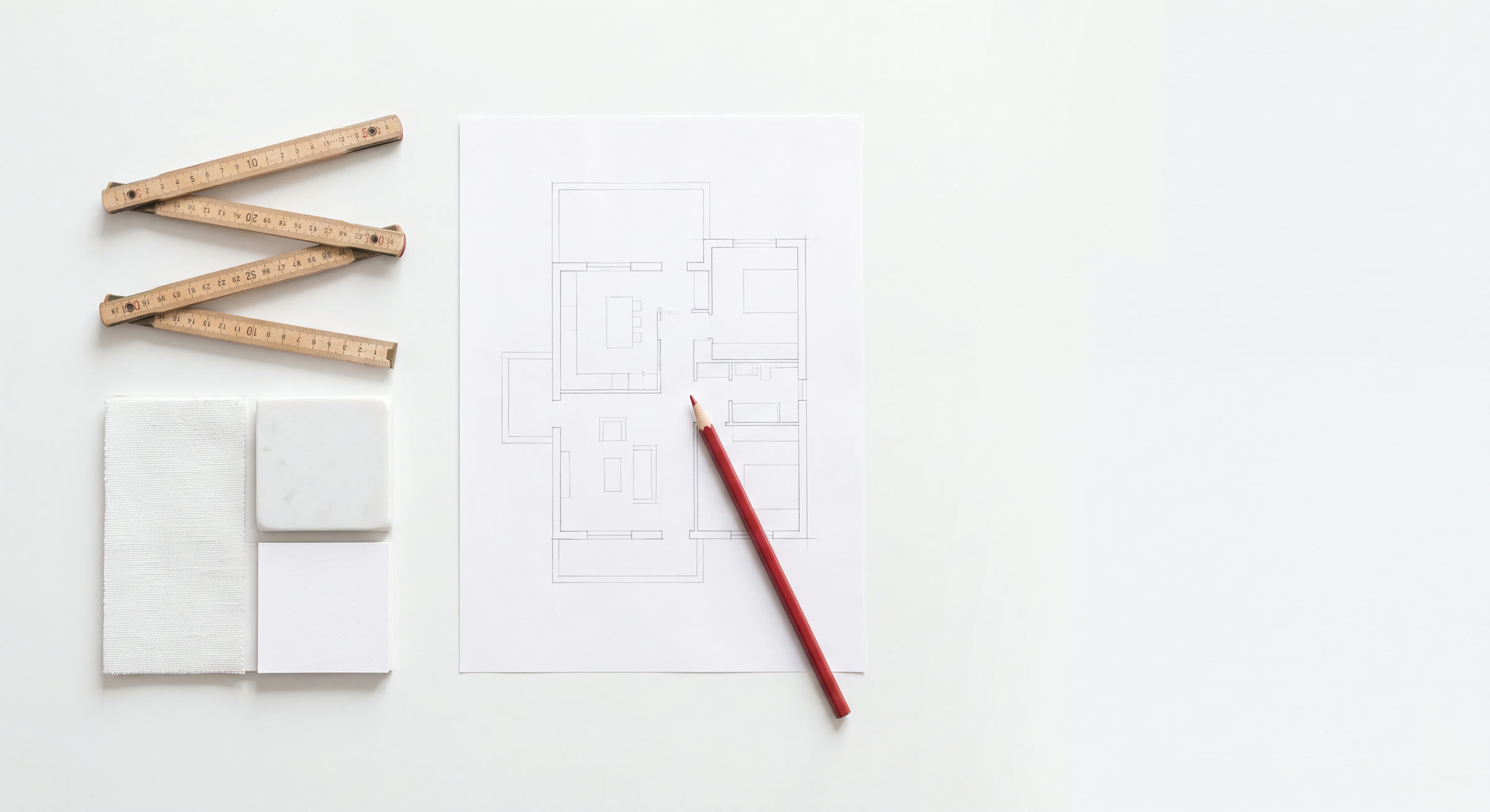 Zollstock, Materialmuster, Grundriss und roter Stift auf weißem Untergrund
